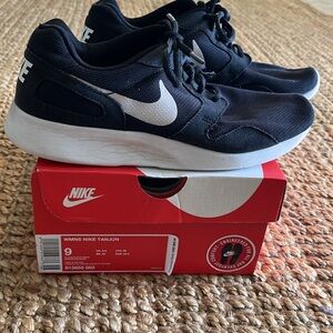 Nike Tanjun Black and White Athletic Shoes 
Women’s Sz 9
Walking, Running, Gym